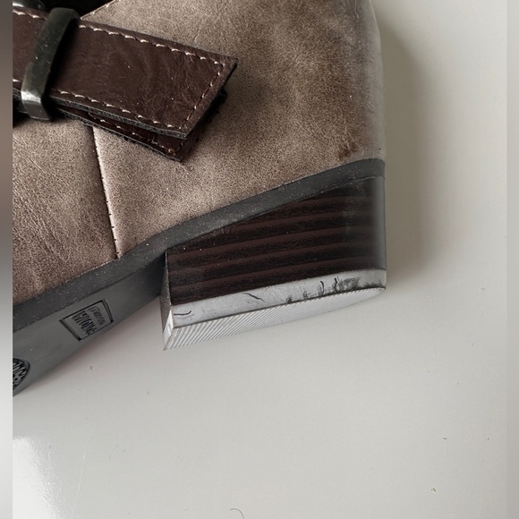 NWT Sonoma Tan Brown Buckle Open Side Memory Foam Ankle Booties Women’s 8.5 FLAW - Picture 3 of 9